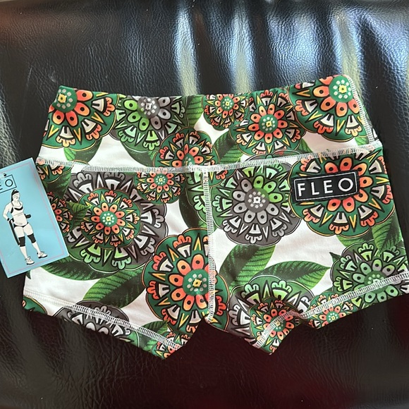 FLEO Shorts - Picture 2 of 3